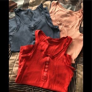 Simply styled 3 lg tank front snaps $12